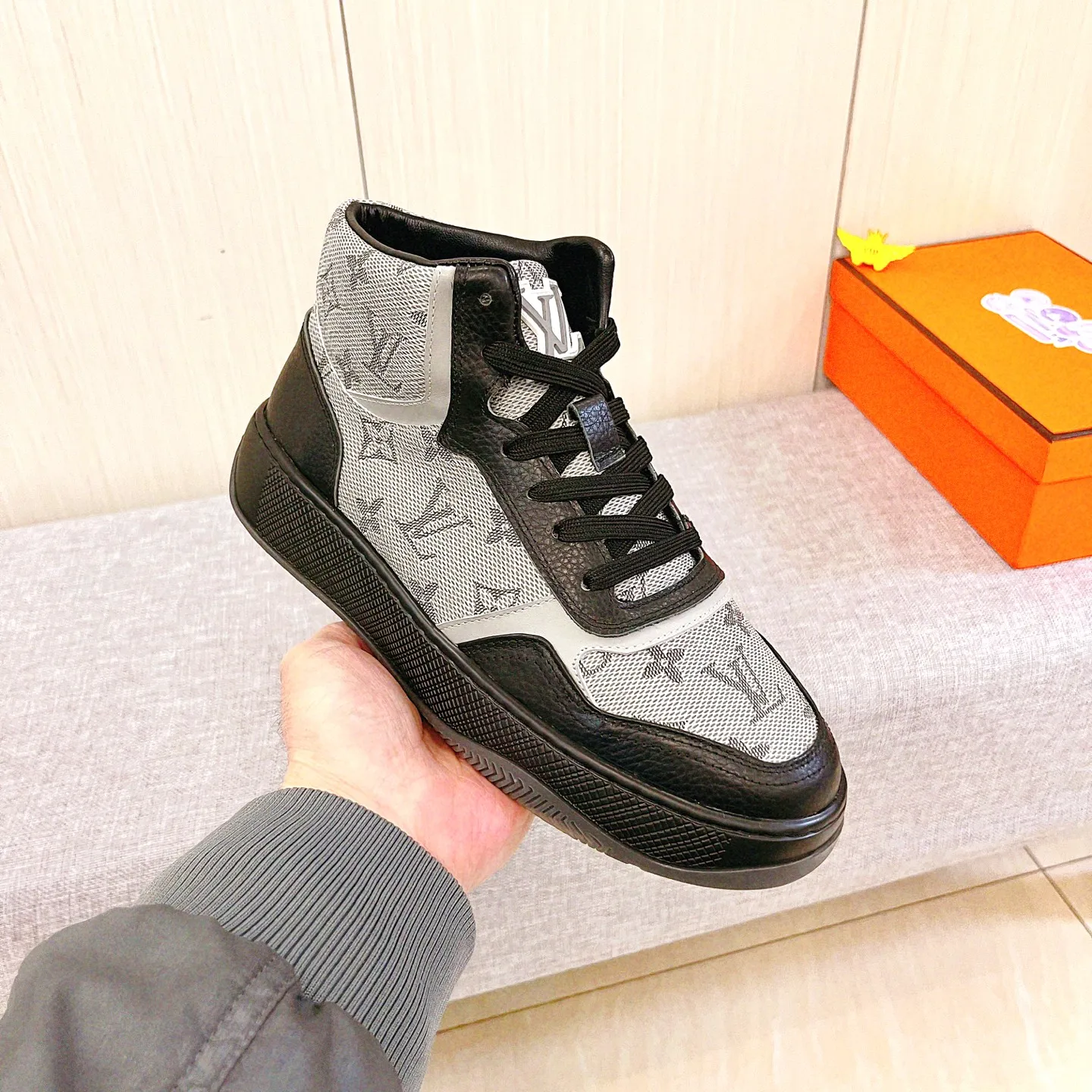 Men's shoes💰 460💰[LV]🔥Louis Vuitton, high-end men's shoes brand, official website 1:1 latest masterpiece: the upper is made of Italian imported first-layer cowhide with a comfortable and breathable lining➕original non-slip and wear-resistant outsole🔥, making walking more convenient and comfortable! An exclusive new model, a stunning work, a beautiful 1:1 replica [color] compared to the official quality! Create a fashionable personality to set off your uniqueness! A must-have for trendy men! Classic🔥Size: 38-44 Color: 🔥 1⃣️color available🔥